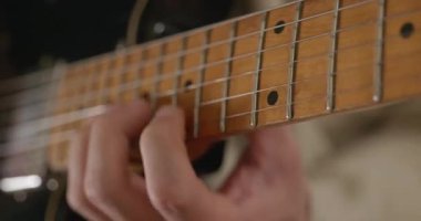 Erkek Müzisyen Gitarist Ev Stüdyosunda Elektro Gitar Çalıyor. 4K 10-bit