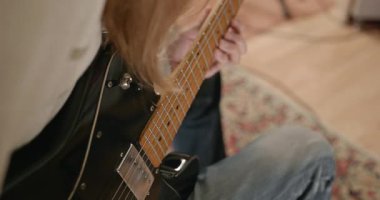 Erkek Müzisyen Gitarist Ev Stüdyosunda Elektro Gitar Çalıyor. 4K 10-bit