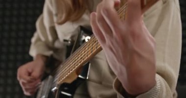 Erkek Müzisyen Gitarist Ev Stüdyosunda Elektro Gitar Çalıyor. 4K 10-bit