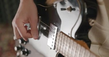 Erkek Müzisyen Gitarist Ev Stüdyosunda Elektro Gitar Çalıyor. 4K 10-bit