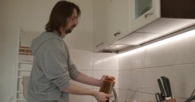 Adam sebzeleri hazırlar, salata karabuğday lapası kahvaltı için 4K 10-bit