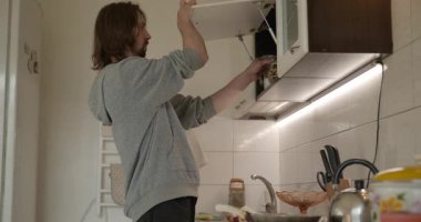 Adam sebzeleri hazırlar, salata karabuğday lapası kahvaltı için 4K 10-bit