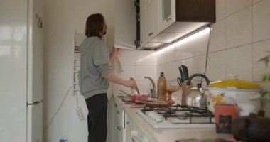 Adam sebzeleri hazırlar, salata karabuğday lapası kahvaltı için 4K 10-bit