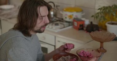 Adam salata ve karabuğday lapası yiyor Kahvaltı için 4K 10-bit