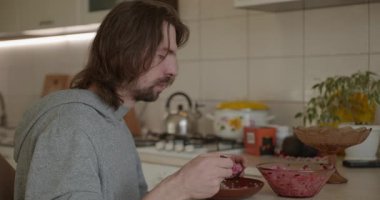 Adam salata ve karabuğday lapası yiyor Kahvaltı için 4K 10-bit