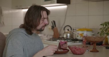 Adam salata ve karabuğday lapası yiyor Kahvaltı için 4K 10-bit