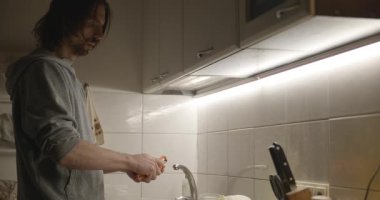 Adam omleti hazırlar, akşam yemeği için salata karabuğday lapası. 4K 10-bit