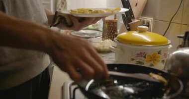 Adam omleti hazırlar, akşam yemeği için salata karabuğday lapası. 4K 10-bit