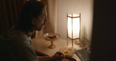 Adam omlet yer, salata karabuğday lapası akşam bilgisayarın yanında. 4K 10-bit