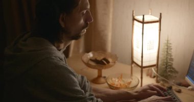 Adam omlet yer, salata karabuğday lapası akşam bilgisayarın yanında. 4K 10-bit