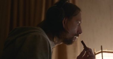 Adam omlet yer, salata karabuğday lapası akşam bilgisayarın yanında. 4K 10-bit