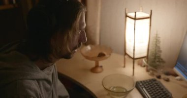 Adam omlet yer, salata karabuğday lapası akşam bilgisayarın yanında. 4K 10-bit