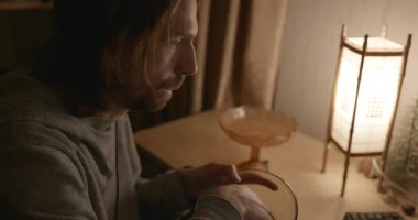 Adam omlet yer, salata karabuğday lapası akşam bilgisayarın yanında. 4K 10-bit