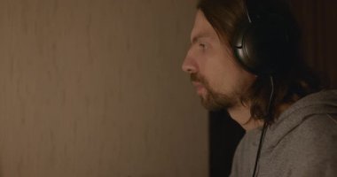 Adam omlet yer, salata karabuğday lapası akşam bilgisayarın yanında. 4K 10-bit