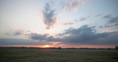 Sahada Günbatımı Bulutlu Gökyüzü. 4K 10-bit