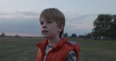 Ciddi Çocuk Yüzlü Düşünceli Duygusallık Sevimli Sevimli Çocuk Doğanın tadını çıkarıyor. 4K 10-bit