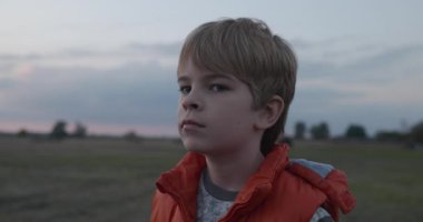 Ciddi Çocuk Yüzlü Düşünceli Duygusallık Sevimli Sevimli Çocuk Doğanın tadını çıkarıyor. 4K 10-bit