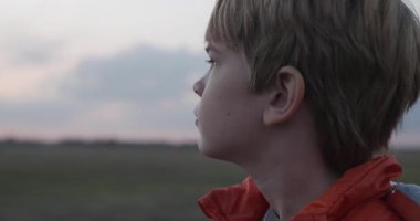 Ciddi Çocuk Yüzlü Düşünceli Duygusallık Sevimli Sevimli Çocuk Doğanın tadını çıkarıyor. 4K 10-bit