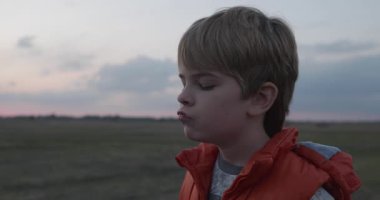 Ciddi Çocuk Yüzlü Düşünceli Duygusallık Sevimli Sevimli Çocuk Doğanın tadını çıkarıyor. 4K 10-bit