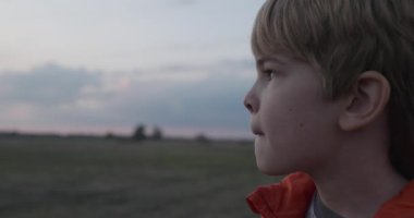 Ciddi Çocuk Yüzlü Düşünceli Duygusallık Sevimli Sevimli Çocuk Doğanın tadını çıkarıyor. 4K 10-bit