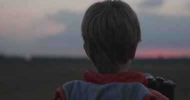 Tripod 'da Mirorless Camera ile Doğayı Çeken Çocuk. 4K 10-bit
