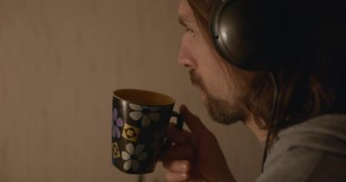 Man, Akşam Bilgisayar 'da Çay İçen Video İzliyor. 4K 10-bit