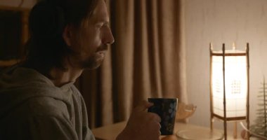 Man, Akşam Bilgisayar 'da Çay İçen Video İzliyor. 4K 10-bit