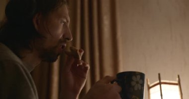 Man, Akşam Bilgisayar 'da Çay İçen Video İzliyor. 4K 10-bit