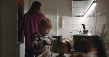 İnsan ve Çocuk Aile Yemeği ya da Akşam Yemeği Mutfağında Yemek Hazırlayın. 4K 10-bit