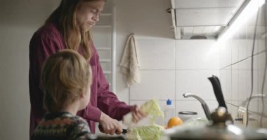 İnsan ve Çocuk Aile Yemeği ya da Akşam Yemeği Mutfağında Yemek Hazırlayın. 4K 10-bit