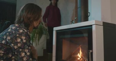 Adam evdeki şöminede ateş yakıyor. 4K 10-bit