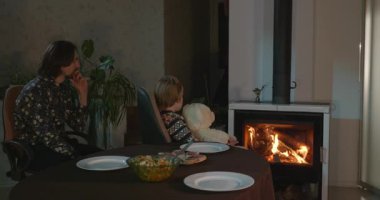 Çocuk amcalarıyla vakit geçiriyor. Arkadaşlar ev partisinde yemek yer. 4K 10-bit