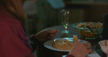 Çocuk amcalarıyla vakit geçiriyor. Arkadaşlar ev partisinde yemek yer. 4K 10-bit