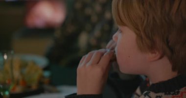 Çocuk amcalarıyla vakit geçiriyor. Arkadaşlar ev partisinde yemek yer. 4K 10-bit