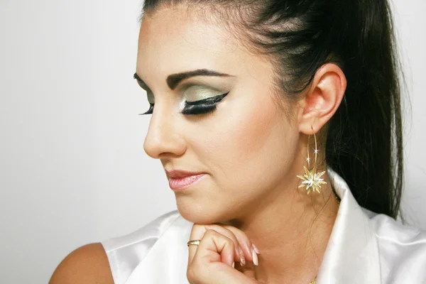 Schönes Make-up Mädchen mit grünem Make-up — Stockfoto