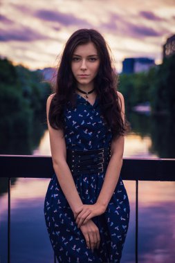 Deniz kenarında güzel bir kız