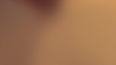 Nazik, soyut bir eğilim koyu kahverengiden yumuşak bronzlaşmaya dönüşüyor, yazı veya grafikler için mükemmel. Minimalist, sıcak ve çok yönlü..