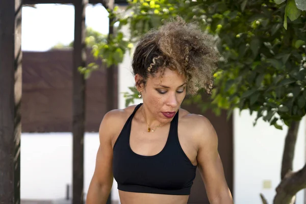 Spor yapan güçlü atletik kadın spor yapma hedeflerine odaklandı.