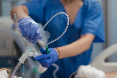 Solunum tüpünü bağlayan tıbbi personel yoğun bakım ünitesinde yaşam desteği sağlıyor.