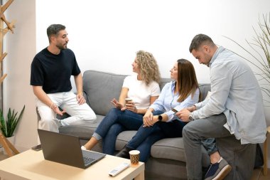 Çeşitli takım beyin fırtınaları, toplantı ve rahat bir başlangıç ortamında konuşma