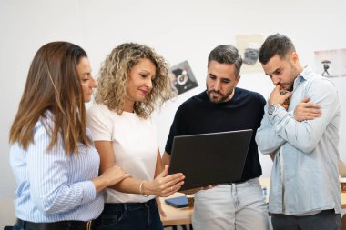 Ofis toplantısında işbirliği yapan ve kararlar alan bir grup iş arkadaşı