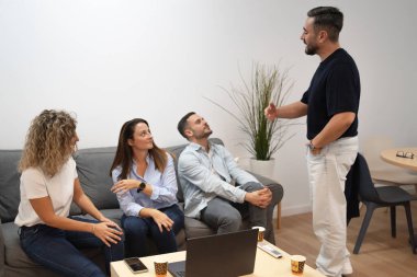 Gayri resmi bir toplantıda işbirliği yapan ve fikir alışverişinde bulunan bir grup iş adamı