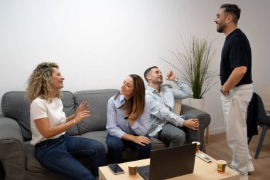 Dört farklı meslektaş iş kahve molası sırasında hararetli bir tartışmaya giriştiler.