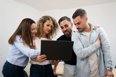 Çeşitli iş adamları ofis toplantısı sırasında dizüstü bilgisayara yoğunlaşıyor