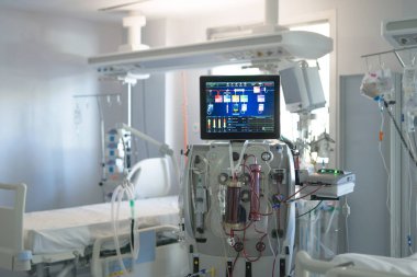 Yoğun bakım ünitesinde diyaliz makinesi ve tıbbi yatak