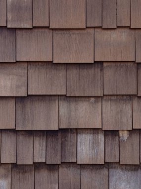 Doğal tahıllı ve yıpranmış desenli sedir ağacı kiremitlerinin yakın çekimi, kırsal arka planlar, dış tasarım ve mimari temalar için ideal..