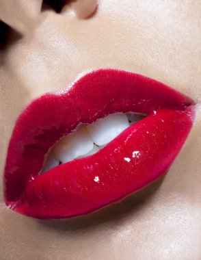 Boca com batom vermelho