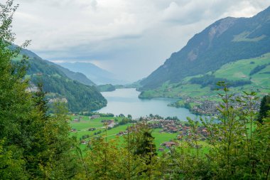 İsviçre, Lungerersee 'de Chalrutirank bakış açısıyla güzel bir dağ vadisi. Nehir mavi ve dağlar arka planda.