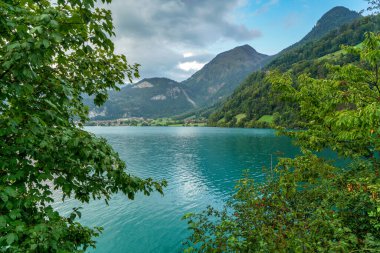 İsviçre, Lungerersee 'de Chalrutirank bakış açısıyla güzel bir dağ vadisi. Nehir mavi ve dağlar arka planda.