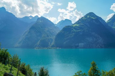 İsviçre, Lungerersee 'de Chalrutirank bakış açısıyla güzel bir dağ vadisi. Nehir mavi ve dağlar arka planda.
